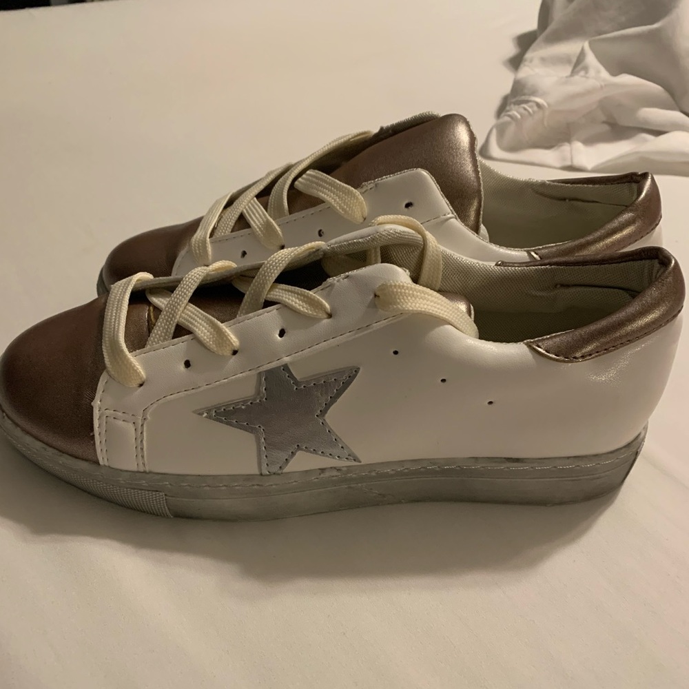 Boutique sneakers sz 8